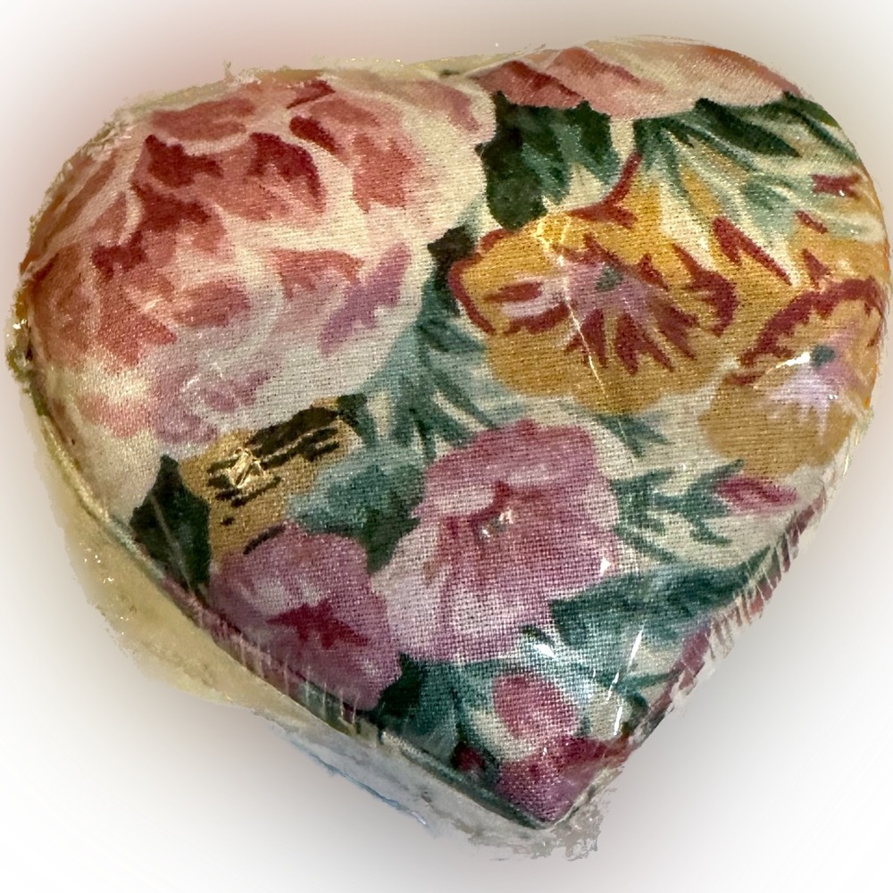 VTG 80’s PADDED VICTORIAN ROSE HEART BOX FLAWED CREAM PIINK GREEN VALENTINE LOVE
